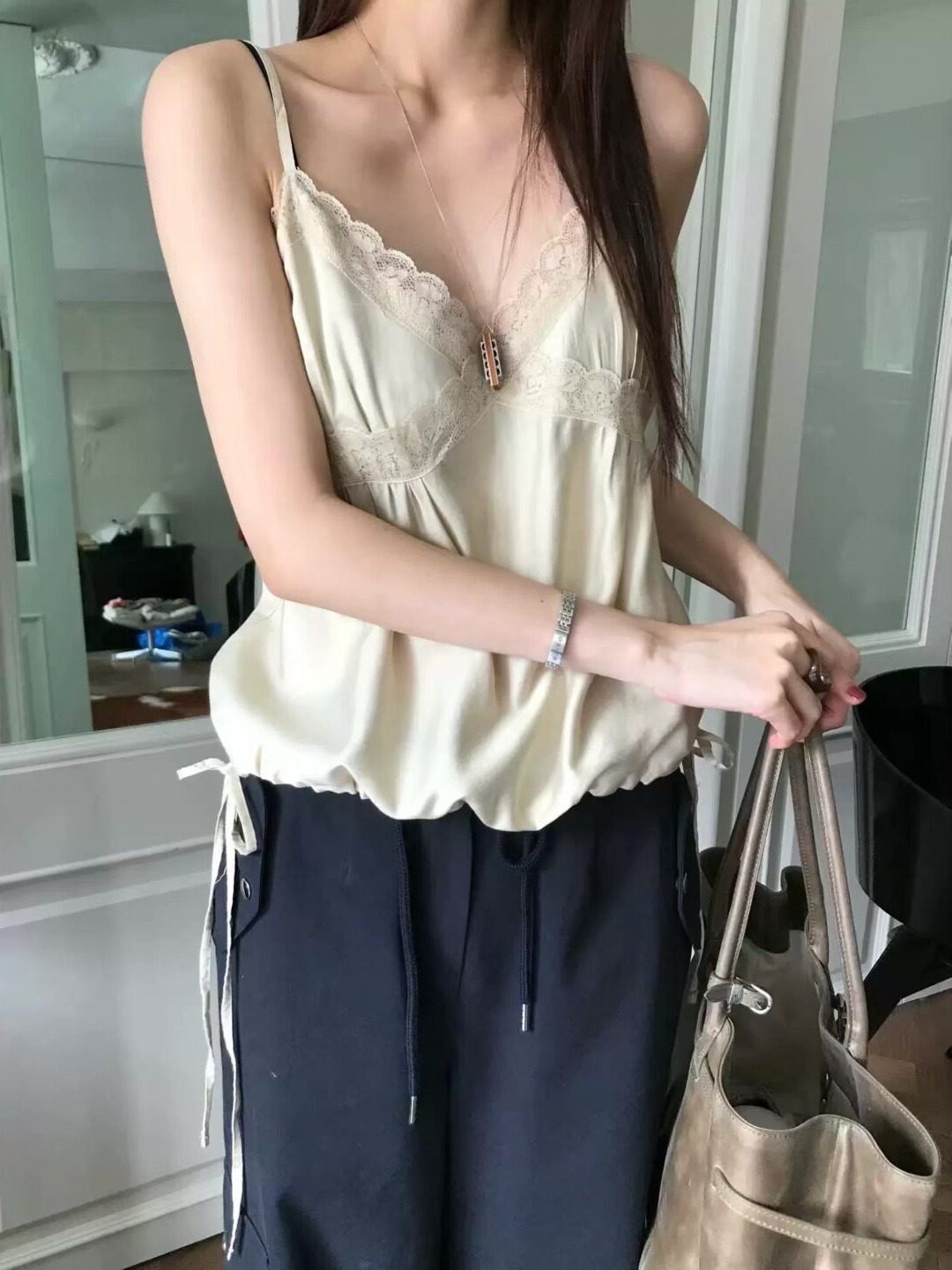 Fashionable V-Neck Strap Base  - Resin Vat 评论和价格